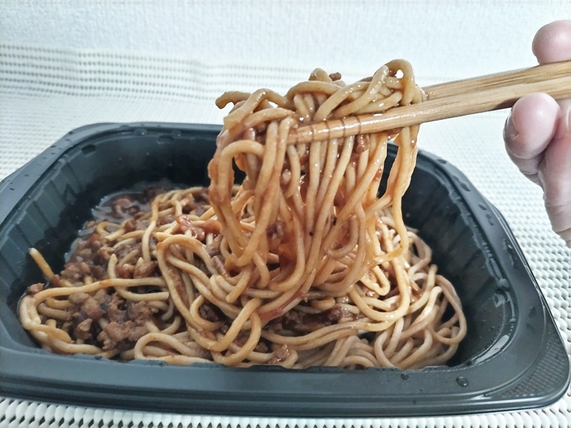 ベースパスタのボロネーゼの麺のアップ