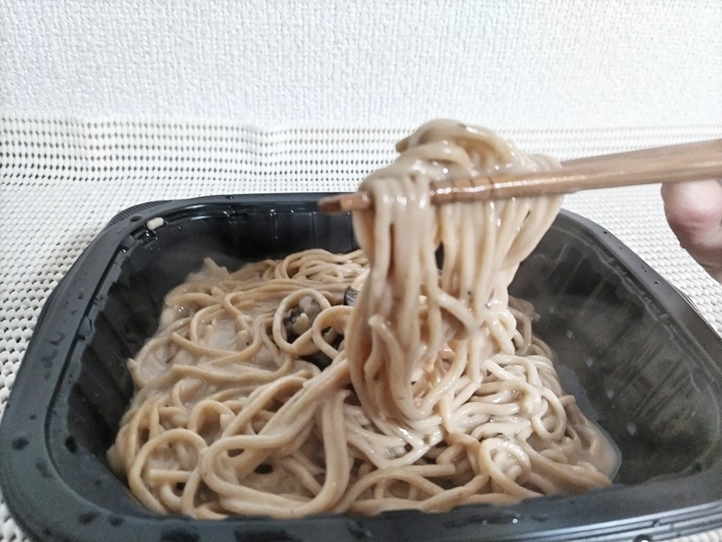 ベースパスタのきのこクリームの麺のアップ